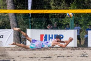 skok na loptu u odbojci na pijesku