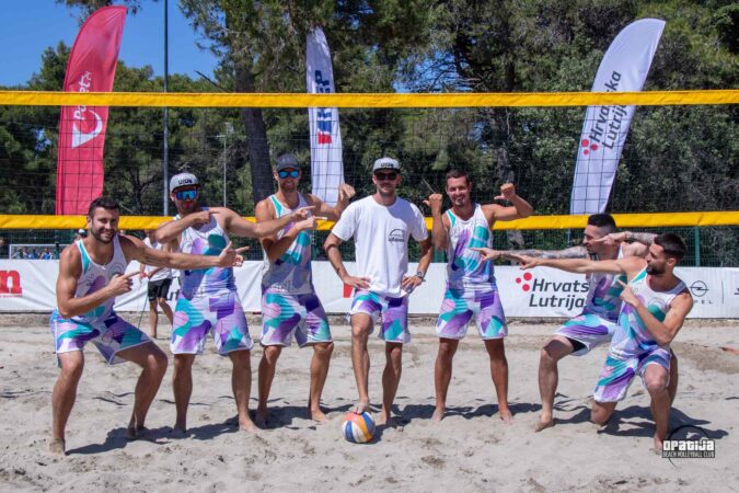 klub-odbojke-na-pijesku-opatija-seniori grupna slika seniora kluba odbojke na pijesku opatija