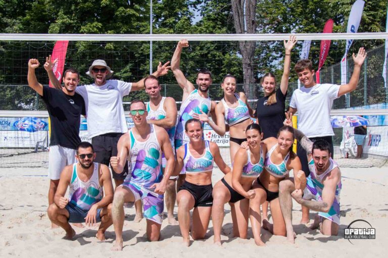 KOP Opatija seniori zajednička fotografija klub-odbojke-na-pijesku-opatija-seniori-zajednicka-fotografija