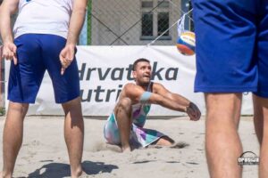 Senior KOP Opatije prima loptu u utakmici odbojke na pijesku za titulu prvaka države